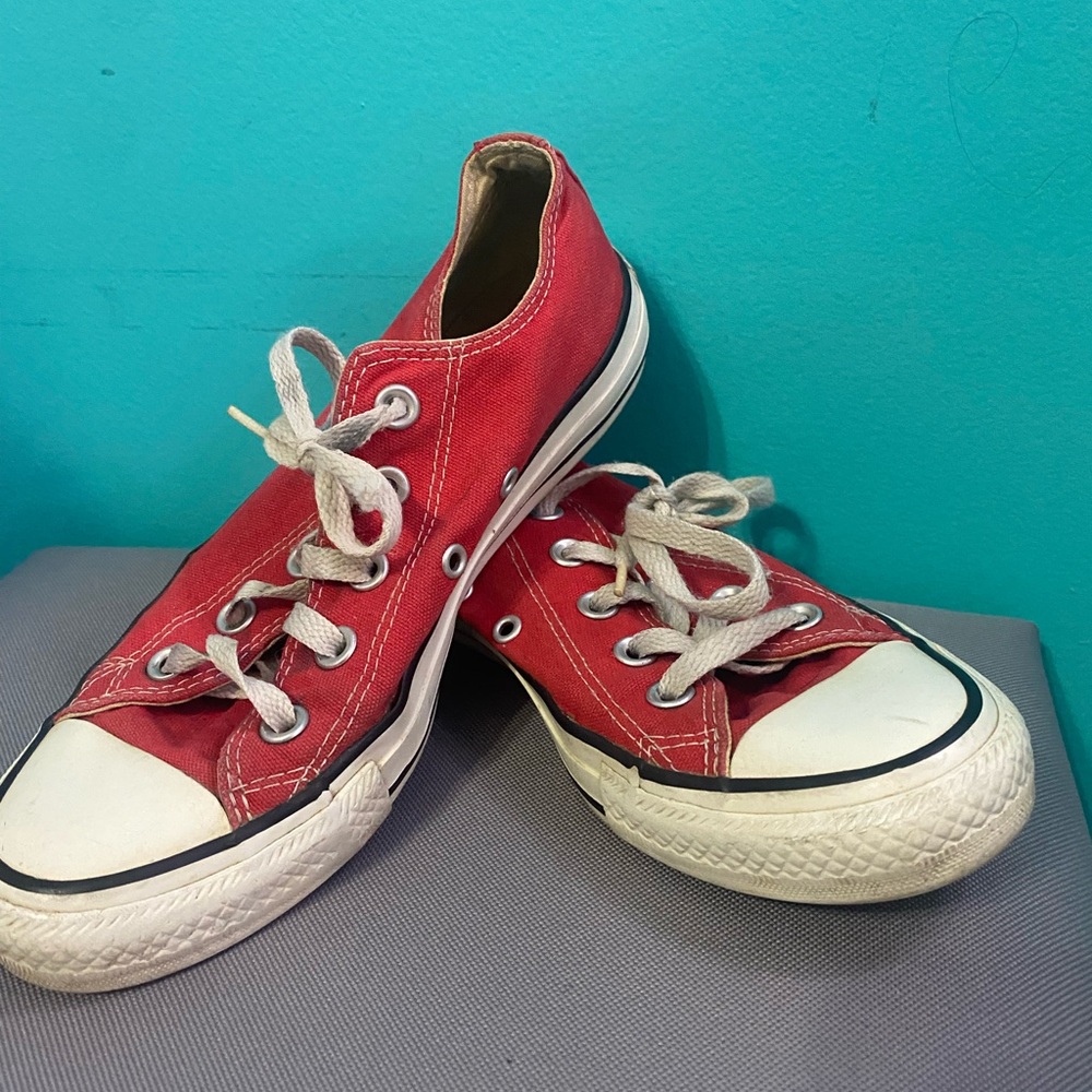 Red converse - Picture 2 of 4